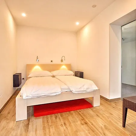 Charmante Und Luxurioese La Casa Del Capitano Tatil Evi Ražanj